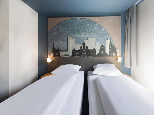 Ένα ή περισσότερα κρεβάτια σε δωμάτιο στο B&B HOTEL Leipzig-Schönefeld