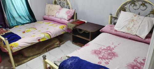 Postel nebo postele na pokoji v ubytování شاليه بقريه روجينا العين السخنه