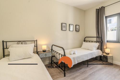 una camera da letto con due letti e una finestra di #285 Vista do Mar By Home Holidays a Páteo