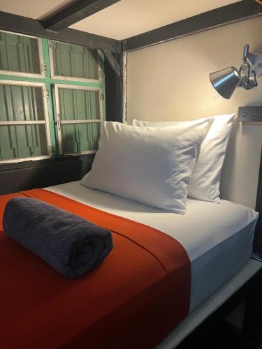 Ένα ή περισσότερα κρεβάτια σε δωμάτιο στο 2street Hostel