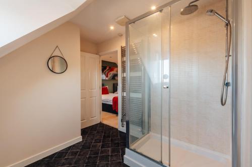 Bilik mandi di Modern & stylish 4 bed home with garden