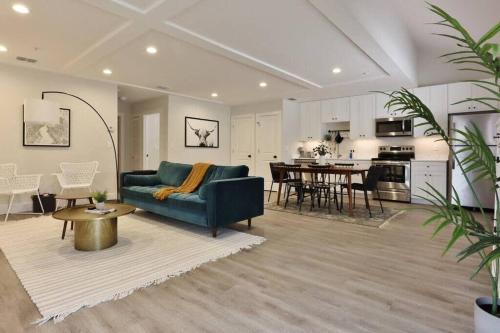 Χώρος καθιστικού στο 3 BR Urban Hideaway - Steps from Daily's TIAA Fld