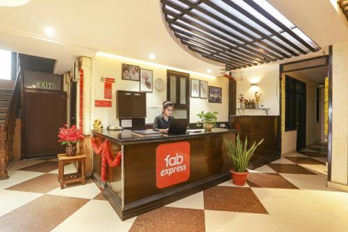 Lobi atau kawasan kaunter penerimaan di FabExpress Rajdeep Palace
