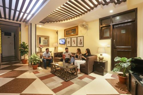 Гостиная зона в FabExpress Rajdeep Palace