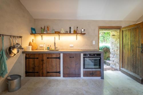 Η κουζίνα ή μικρή κουζίνα στο Romantic Retreat with pool Mons la Trivalle