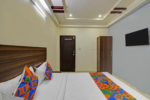 Ένα ή περισσότερα κρεβάτια σε δωμάτιο στο FabHotel White House Leo