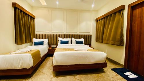two beds in a hotel room at The Velar Hotel, Vijay Nagar in Indore