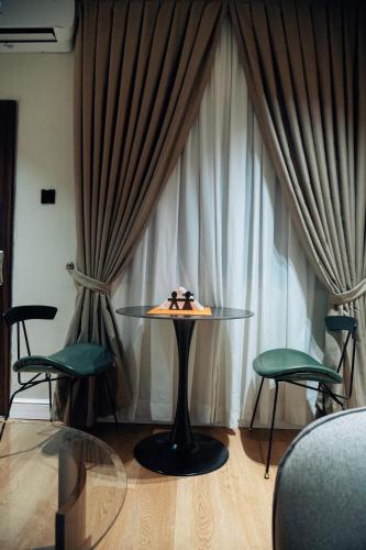 Ein Sitzbereich in der Unterkunft Sunny 1-Bedroom with Private Balcony wuse2