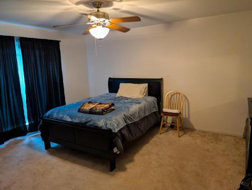 a bedroom with a bed and a ceiling fan at Cozy Townhome in Missouri City