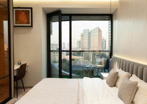 En eller flere senge i et værelse på Apartments Akash U-tower NRG