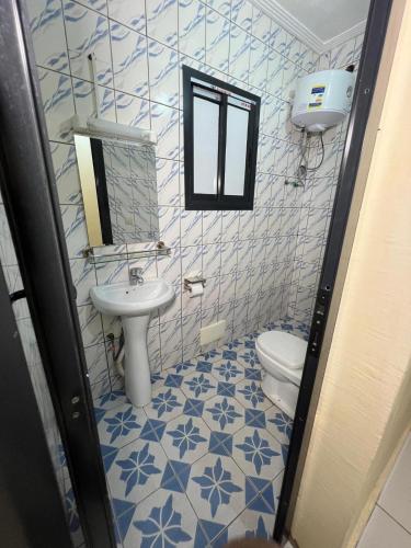 a bathroom with a sink and a toilet at Résidence Yavanie in Kribi