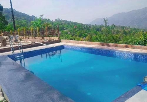 Bazén v ubytování Hill Crest With Pool by Kasauli Vista nebo v jeho okolí