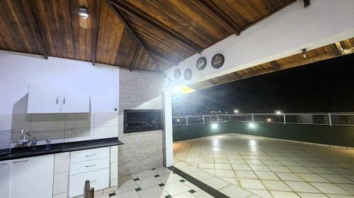 an empty room with a kitchen and a pool at Cobertura Duplex, PiSCiNA, Churrasqueira e Alegria in Guaratuba
