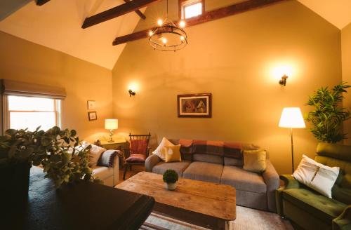 uma sala de estar com um sofá e uma mesa em Longford Holiday Yellow Star Self-Catering Cottage em Esker South