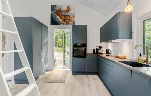 A cozinha ou cozinha compacta de Amazing Home In Aars With Wifi