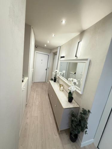 un baño con lavabo y espejo en La Suite N4 exclusive rooms, en Alghero