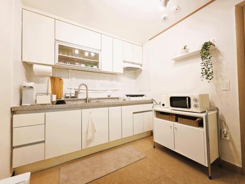 Kuchyň nebo kuchyňský kout v ubytování Licensed accommodation Hongdae Sinchon10min 2Room