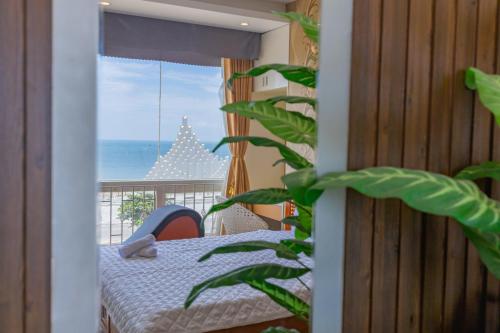 a bedroom with a bed and a view of the ocean at Căn hộ Oasky 3 Phòng Ngủ 2WC Giá Rẻ Sát Tháp Tam Thắng Bãi Sau Vũng Tàu in Vung Tau