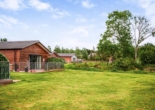Κήπος έξω από το Flaxton Meadows Luxury Lodges