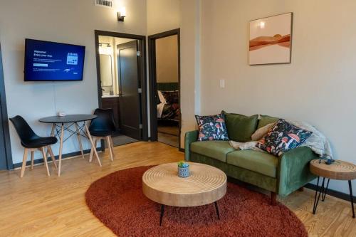 Χώρος καθιστικού στο Excellent 2BR Apartment Uptown