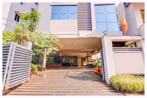 una entrada a un edificio blanco con una puerta en Hotel Swyamvar Residency Near Vishwanath Temple, en Rāmnagar