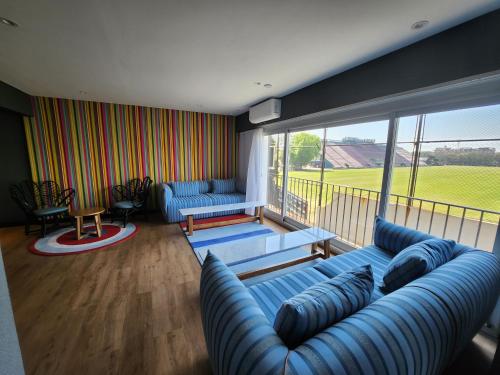ブエノスアイレスにあるSilver Living Palermo 2のリビングルーム(青いソファ、バルコニー付)