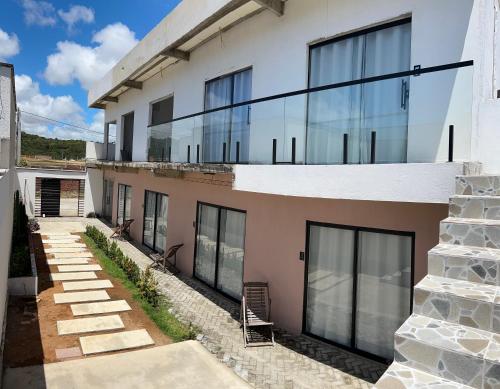 una vista exterior de un edificio con ventanas de cristal en Pousada Bella Flor, en Baía Formosa
