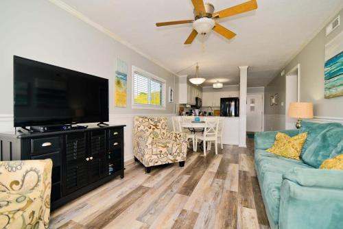 Μια τηλεόραση ή/και κέντρο ψυχαγωγίας στο Inlet Waterfront Steps to Beach w Pool