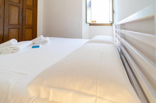 Кровать или кровати в номере Rustic apartment in the heart of the Val d'Intelvi