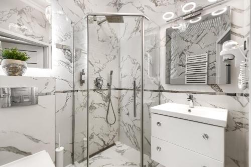 a bathroom with a shower with a toilet and a sink at Stawa Villa & Apart in Świnoujście