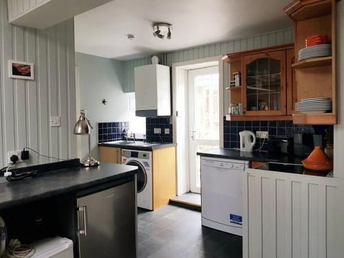 une cuisine avec un évier et un lave-vaisselle dans l'établissement Institution Road, à Elgin