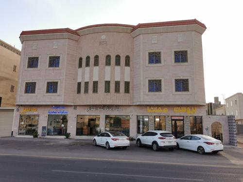 a building with three cars parked in front of it at النبلا الفضي in Al Madinah