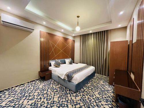 a hotel room with a bed and a television at شقق فاتوران فرع أبا ذر in Al Madinah