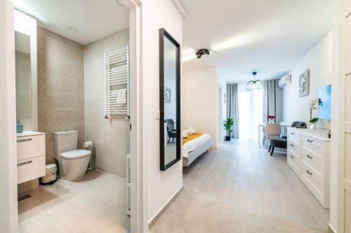 Bilik mandi di Hills Residence - Studio with Balcony & Parking