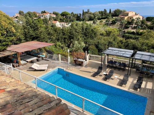 Bazén v ubytování Villa avec piscine à Super Cannes nebo v jeho okolí