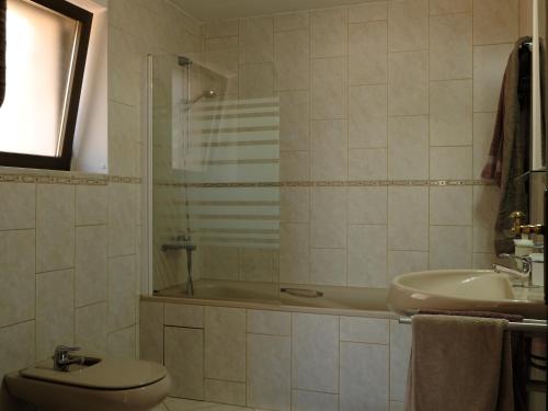 ein Badezimmer mit Toilette, Badewanne und Waschbecken in der Unterkunft Casa Da Liberdade 
