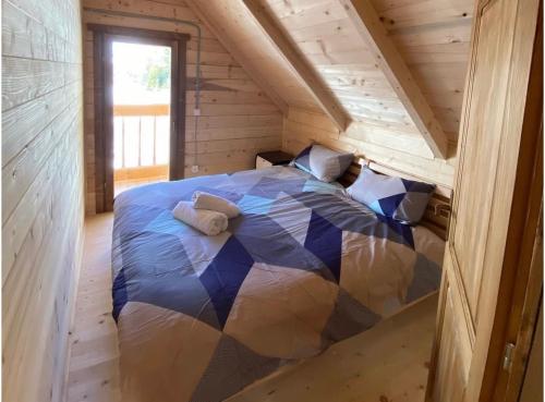 ペヤにあるVilla Klodiの丸太小屋のベッドのある寝室