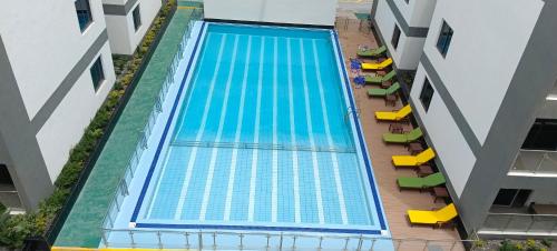 - une vue sur la piscine située entre deux bâtiments dans l'établissement Elite escape Homes, à Nairobi