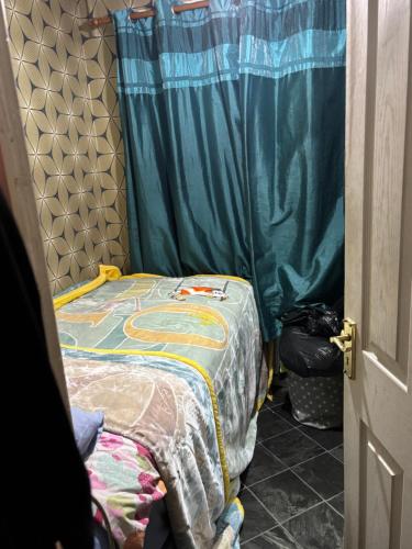 Postel nebo postele na pokoji v ubytování Cosy single, double and king size rooms with shared bathroom