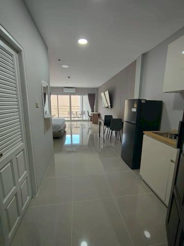 a room with a kitchen and a living room at View Talay6 by Blue Ocean Suite in Pattaya Central