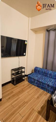 TV a/nebo společenská místnost v ubytování JFam Suites, C4-10R Studio, Up To 4 Pax