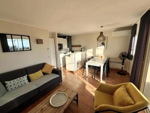 a living room with a couch and a table at Appartement cosy en Provence in Mallemort