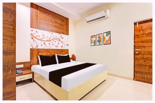 une chambre avec un lit avec un mur blanc et bois dans l'établissement Hotel Puri Himanshu CT - Near Sea Beach and Jagannath Temple - Fully Air Conditioned - Spacious Room - Excellent Service Recommended Book Quickly, à Purî