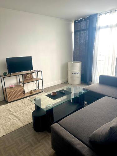 Televisyen dan/atau pusat hiburan di Apartament spațios și luminos
