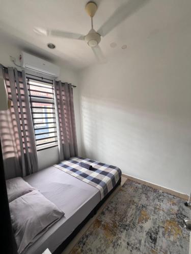 Postel nebo postele na pokoji v ubytování Casa Damai Kuantan - near TUDM, Taman Tas, SEMSAS, UMP,Airport, Uia, Matrik Gambang, Menara 188, 4bilik-3AC 1kipas, Ruang Tamu kipas