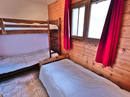 - une chambre avec 2 lits superposés dans une cabane en rondins dans l'établissement Confortable 3 pièces au cœur du Chinaillon, 49m² pour 6 personnes, parking inclus - FR-1-458-251, au Chinaillon