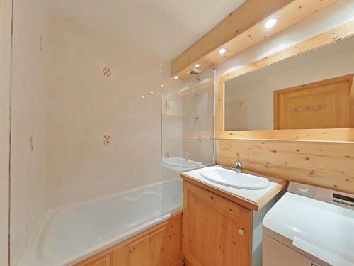 a bathroom with a sink and a tub and a toilet at Appt 3 pièces, 6 couchages, proche commerces et pistes, parking inclus, animaux admis - FR-1-241-177 in Le Grand-Bornand