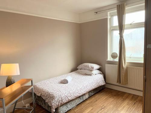 Ένα ή περισσότερα κρεβάτια σε δωμάτιο στο LARGE bedroom SINGLE bed