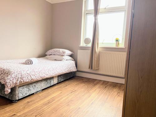 Ένα ή περισσότερα κρεβάτια σε δωμάτιο στο LARGE bedroom SINGLE bed