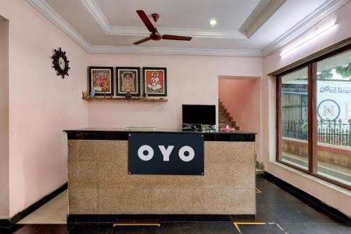 Hotel O Sindhuri Vijayawada Junctionに飾ってある許可証、賞状、看板またはその他の書類